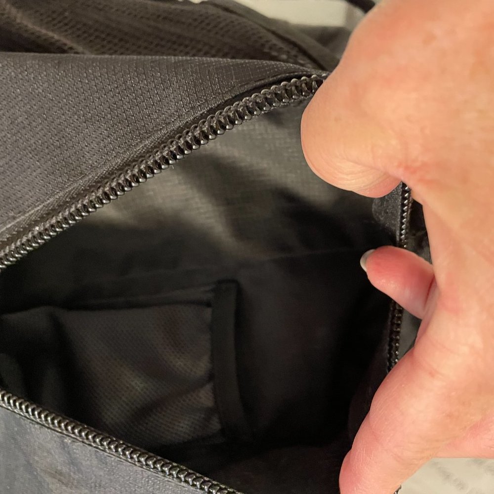 Nike Drawstring Backpack Light Weight Black And G… - image 5